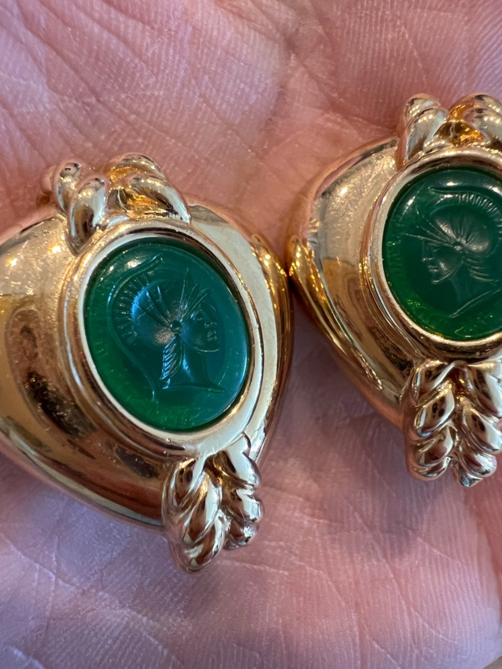 Vintage Gold Tone Green Cameo Heart Earrings Roman Warrior Cameo Clip-On - Picture 3 of 4